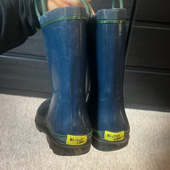 boots for wet weather, walking through puddles. there are scuffs. see photo - Picture 4 of 8